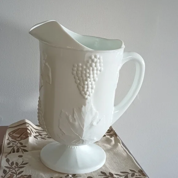 Colony vintage milk glass pitcher - Picture 1 of 4